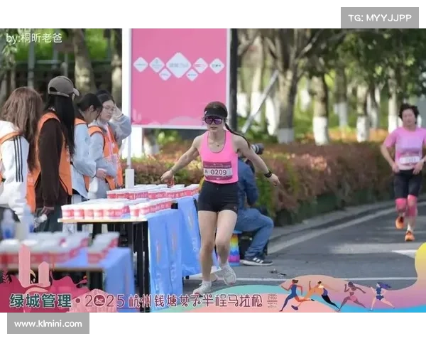 女性的路跑赛事;女运动员跑步比赛 女性的路跑赛事;女运动员跑步比赛